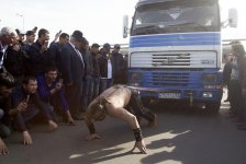 Силач из Азербайджана тянул многотонную фуру волосами в России (ФОТО, ВИДЕО)