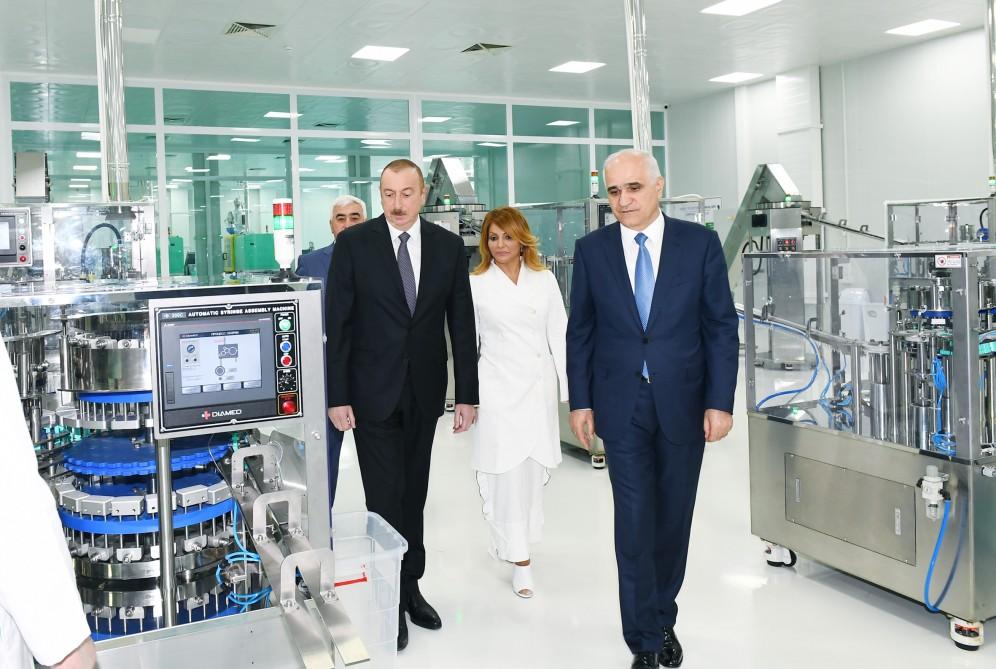 Президент Ильхам Алиев принял участие в открытии завода по производству шприцев в Пираллахинском промышленном парке (ФОТО) (версия 2)