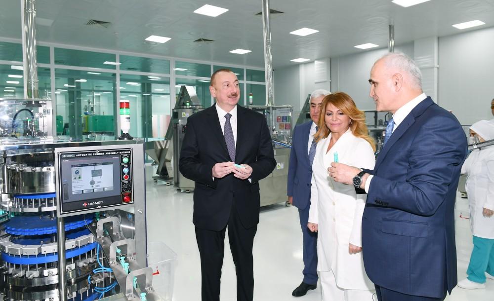 Президент Ильхам Алиев принял участие в открытии завода по производству шприцев в Пираллахинском промышленном парке (ФОТО) (версия 2)