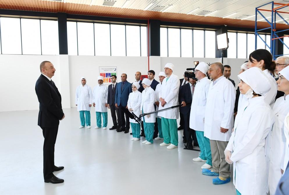 Президент Ильхам Алиев принял участие в открытии завода по производству шприцев в Пираллахинском промышленном парке (ФОТО) (версия 2)
