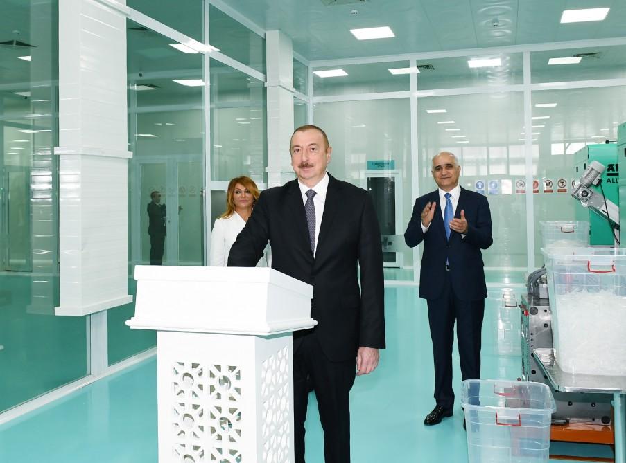 Президент Ильхам Алиев принял участие в открытии завода по производству шприцев в Пираллахинском промышленном парке (ФОТО) (версия 2)