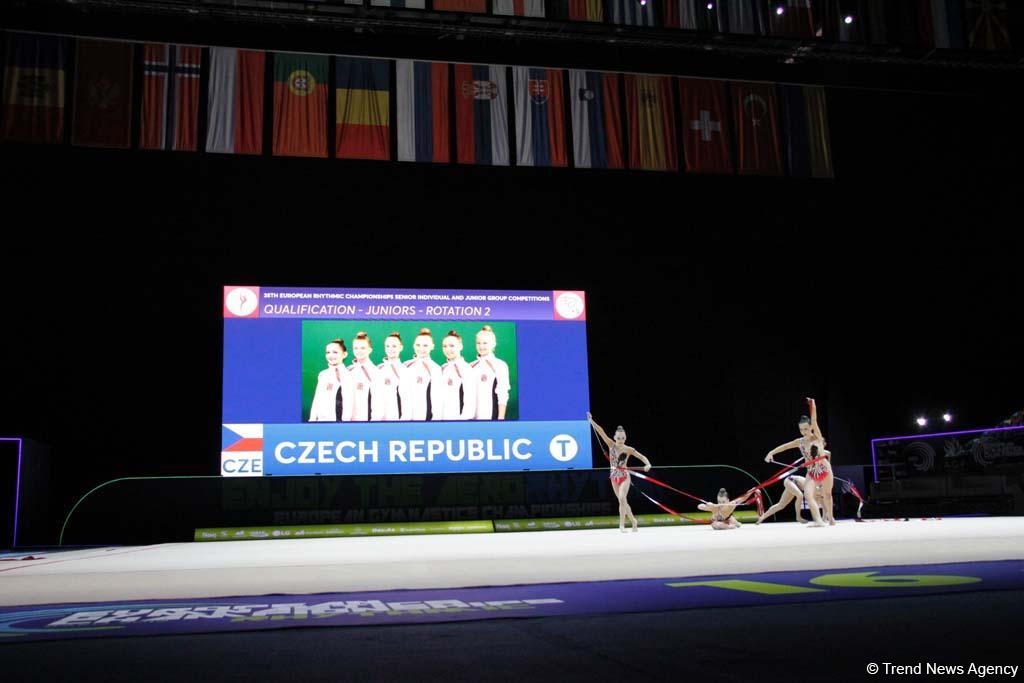 В рамках третьего дня Чемпионата Европы в Баку проходят выступление групповых команд в упражнениях с пятью лентами (ФОТО)