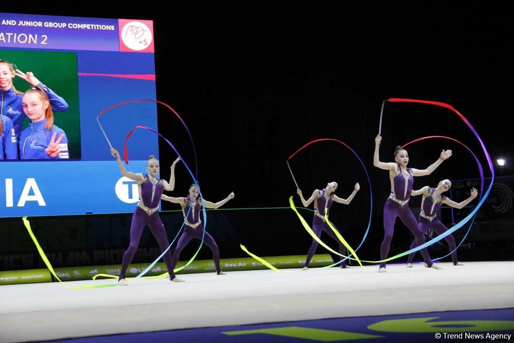В рамках третьего дня Чемпионата Европы в Баку проходят выступление групповых команд в упражнениях с пятью лентами (ФОТО)