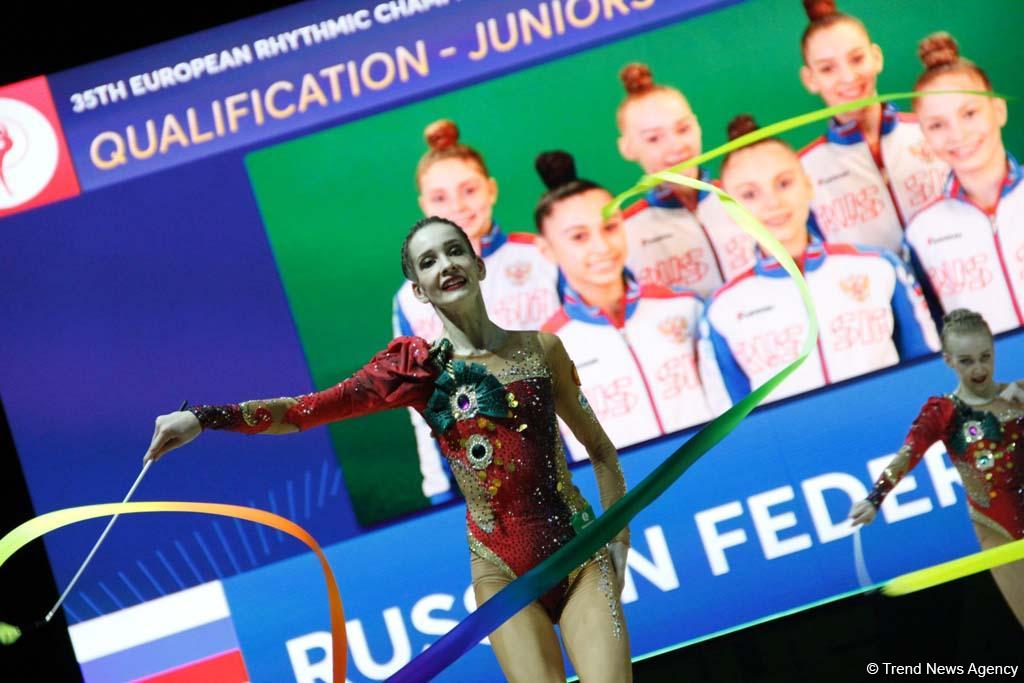 В рамках третьего дня Чемпионата Европы в Баку проходят выступление групповых команд в упражнениях с пятью лентами (ФОТО)