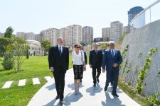 Президент Ильхам Алиев и Первая леди Мехрибан Алиева приняли участие в открытии Центрального парка и сквера в Баку (ФОТО)