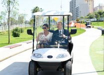Президент Ильхам Алиев и Первая леди Мехрибан Алиева приняли участие в открытии Центрального парка и сквера в Баку (ФОТО)