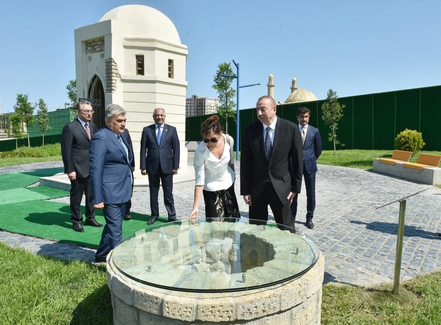 Президент Ильхам Алиев и Первая леди Мехрибан Алиева приняли участие в открытии Центрального парка и сквера в Баку (ФОТО)