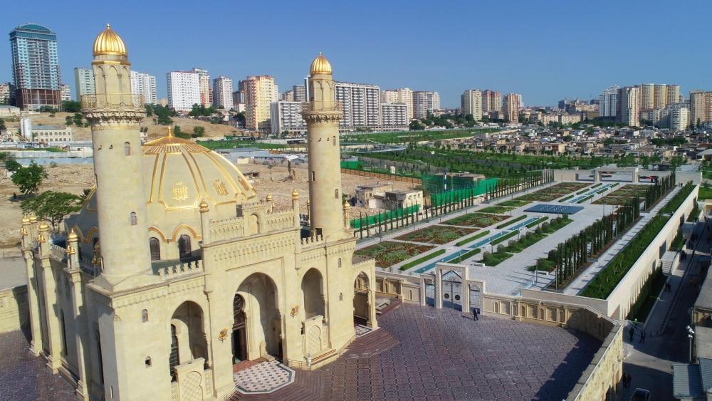 Президент Ильхам Алиев и Первая леди Мехрибан Алиева приняли участие в открытии Центрального парка и сквера в Баку (ФОТО)