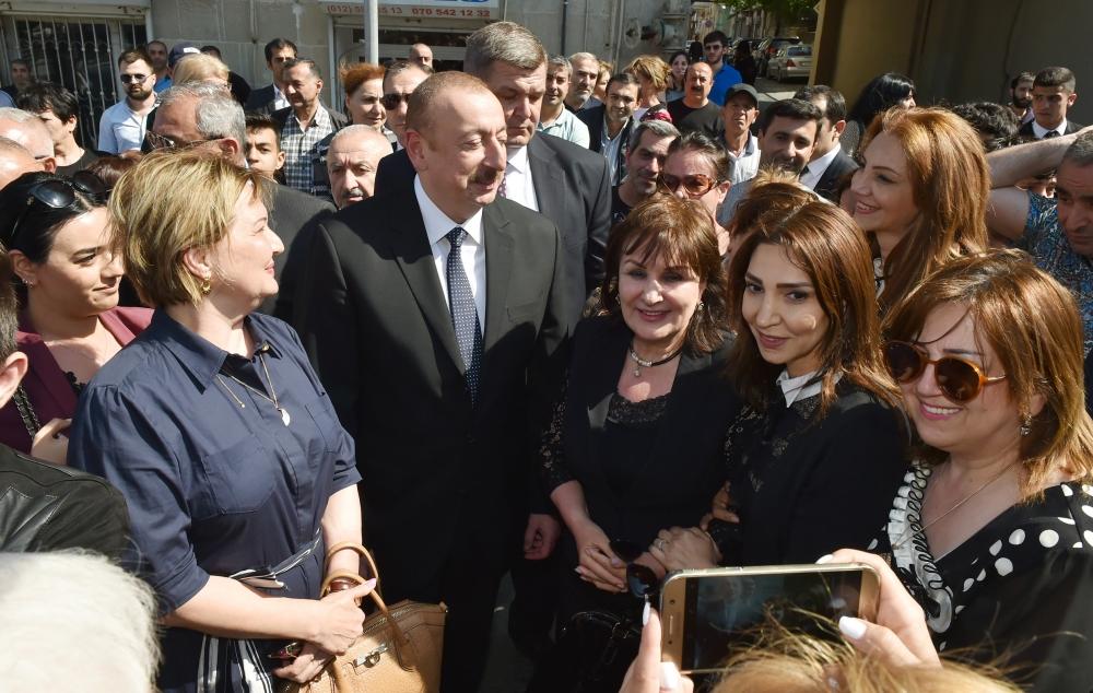 Президент Ильхам Алиев и Первая леди Мехрибан Алиева приняли участие в открытии Центрального парка и сквера в Баку (ФОТО)