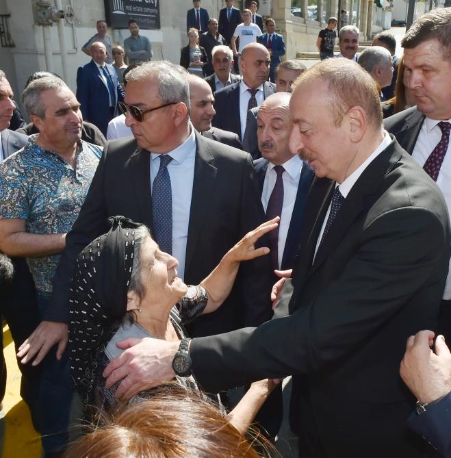 Президент Ильхам Алиев и Первая леди Мехрибан Алиева приняли участие в открытии Центрального парка и сквера в Баку (ФОТО)