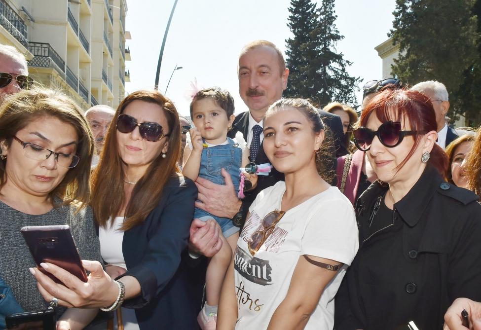 Президент Ильхам Алиев и Первая леди Мехрибан Алиева приняли участие в открытии Центрального парка и сквера в Баку (ФОТО)