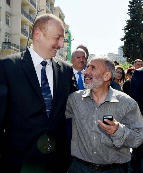 Президент Ильхам Алиев и Первая леди Мехрибан Алиева приняли участие в открытии Центрального парка и сквера в Баку (ФОТО)