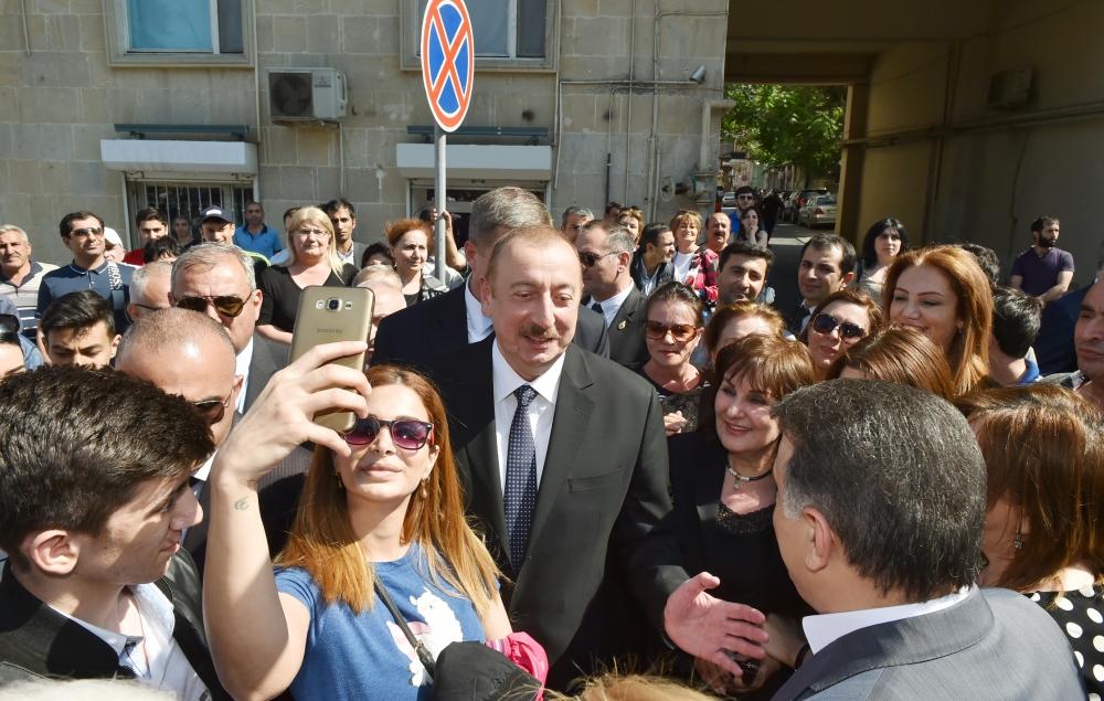 Президент Ильхам Алиев и Первая леди Мехрибан Алиева приняли участие в открытии Центрального парка и сквера в Баку (ФОТО)