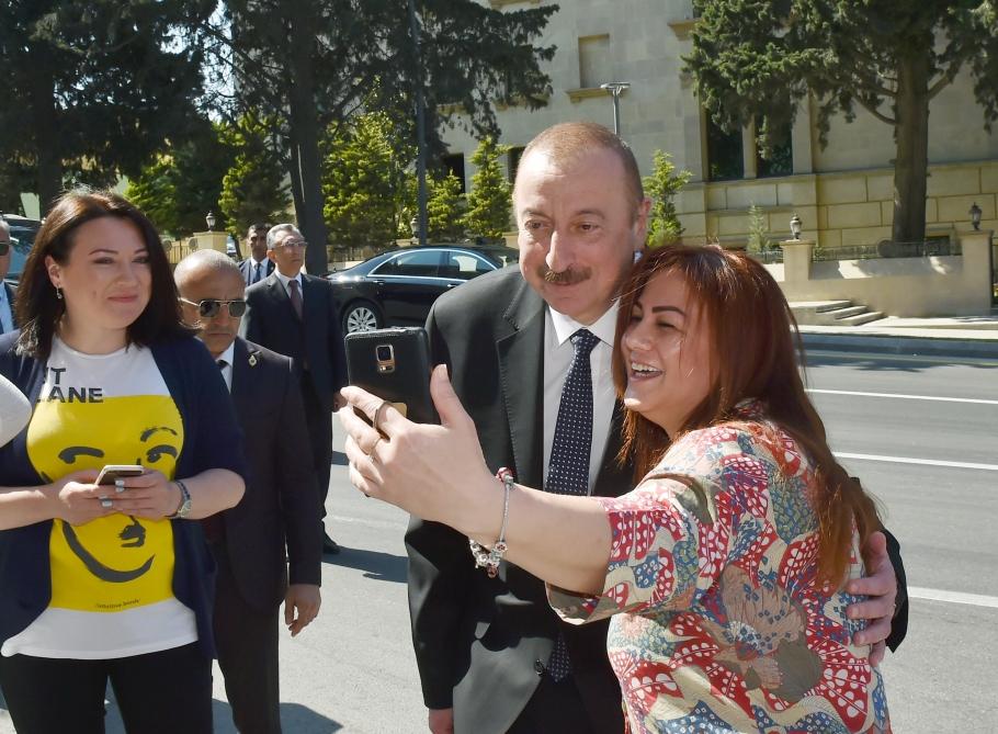 Президент Ильхам Алиев и Первая леди Мехрибан Алиева приняли участие в открытии Центрального парка и сквера в Баку (ФОТО)
