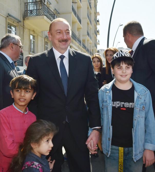 Президент Ильхам Алиев и Первая леди Мехрибан Алиева приняли участие в открытии Центрального парка и сквера в Баку (ФОТО)