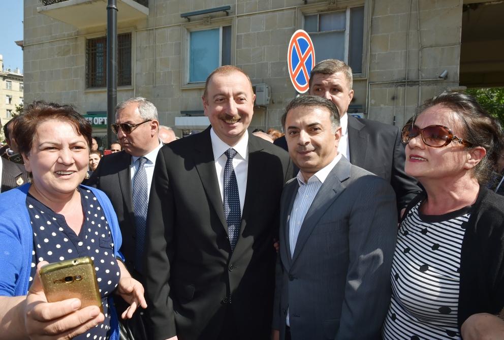Президент Ильхам Алиев и Первая леди Мехрибан Алиева приняли участие в открытии Центрального парка и сквера в Баку (ФОТО)