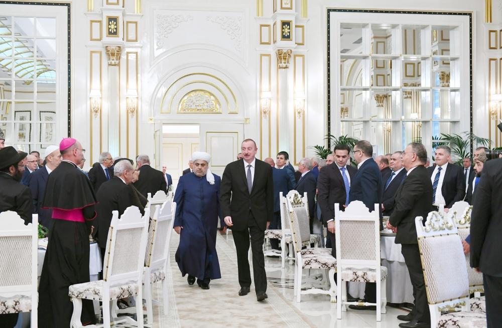 Президент Ильхам Алиев принял участие в церемонии ифтара по случаю священного месяца Рамазан (ФОТО) (версия 3)