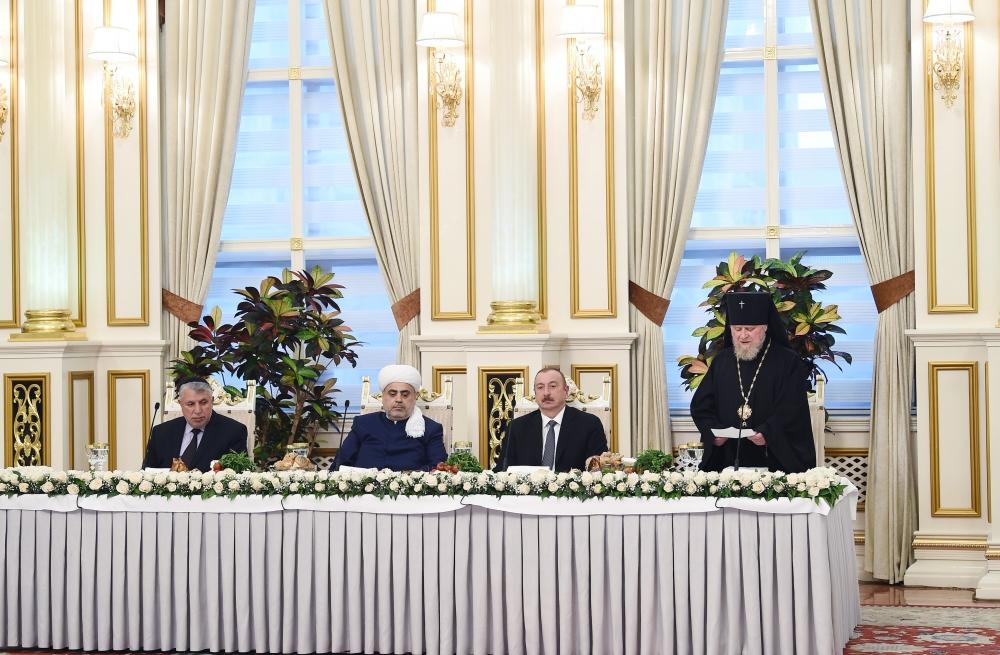 Президент Ильхам Алиев принял участие в церемонии ифтара по случаю священного месяца Рамазан (ФОТО) (версия 3)