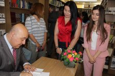 Чингиз Абдуллаев презентовал книгу "Торжество хама" (ФОТО)