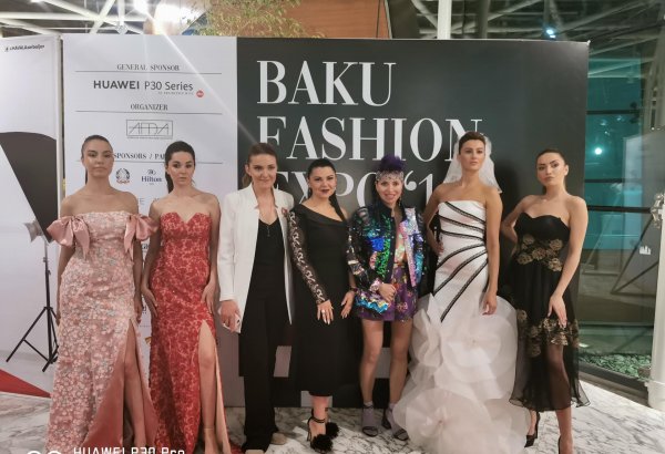 Baku Fashion Expo 2019 – от коллекции Versace до скетча в режиме виртуальной реальности (ВИДЕО, ФОТО)