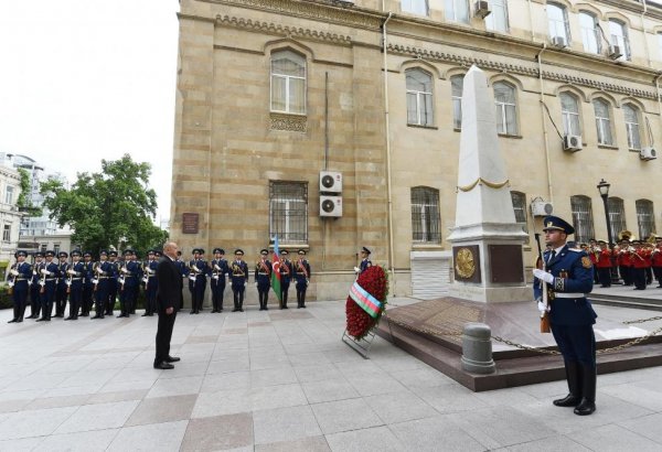 President Ilham Aliyev visits monument to Azerbaijan Democratic Republic (PHOTO)