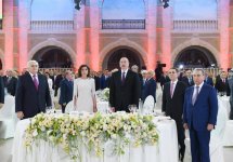 Президент Ильхам Алиев и Первая леди Мехрибан Алиева приняли участие в официальном приеме по случаю Дня Республики (ФОТО)