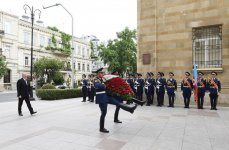 Президент Ильхам Алиев посетил  памятник, установленный  в честь Азербайджанской Демократической Республики (ФОТО) (версия 2)