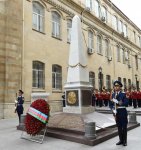 Президент Ильхам Алиев посетил  памятник, установленный  в честь Азербайджанской Демократической Республики (ФОТО) (версия 2)