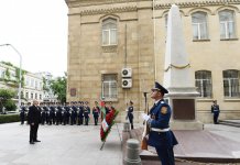 Президент Ильхам Алиев посетил  памятник, установленный  в честь Азербайджанской Демократической Республики (ФОТО) (версия 2)