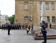 Президент Ильхам Алиев посетил  памятник, установленный  в честь Азербайджанской Демократической Республики (ФОТО) (версия 2)
