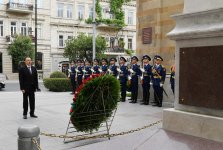 Президент Ильхам Алиев посетил  памятник, установленный  в честь Азербайджанской Демократической Республики (ФОТО) (версия 2)