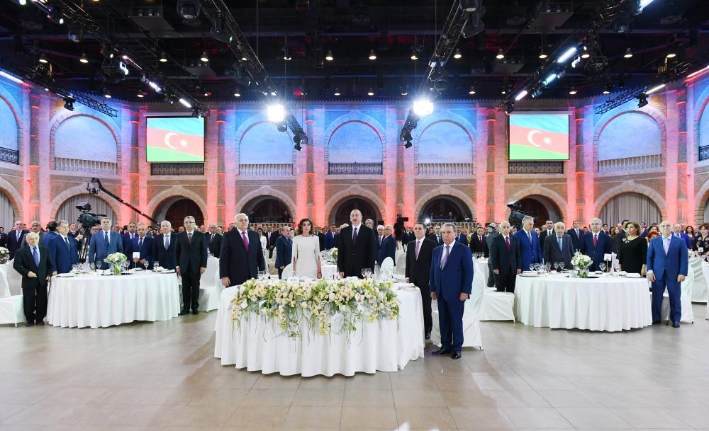 Президент Ильхам Алиев и Первая леди Мехрибан Алиева приняли участие в официальном приеме по случаю Дня Республики (ФОТО)