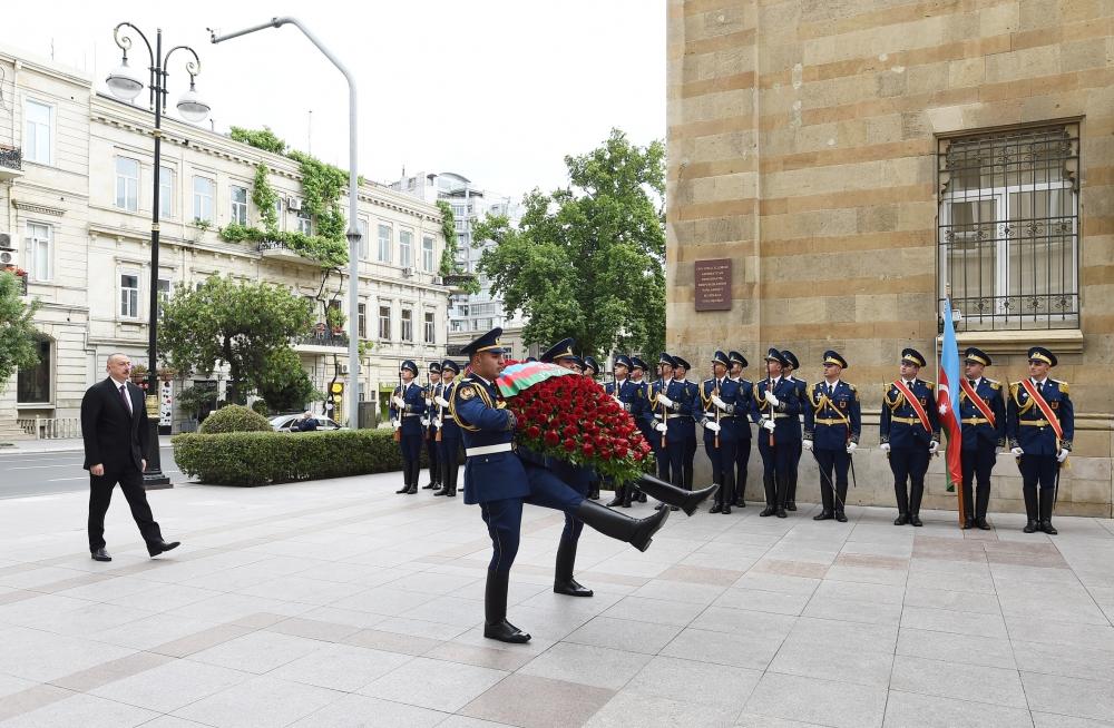 Президент Ильхам Алиев посетил  памятник, установленный  в честь Азербайджанской Демократической Республики (ФОТО) (версия 2)