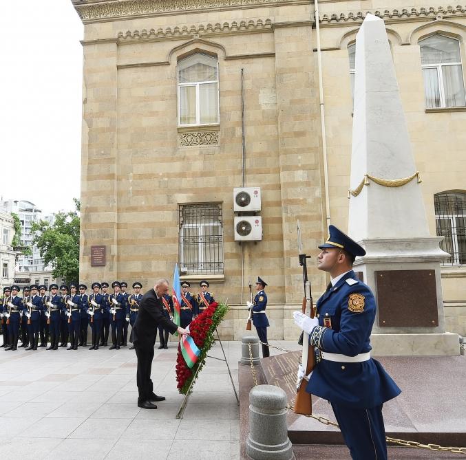 Президент Ильхам Алиев посетил  памятник, установленный  в честь Азербайджанской Демократической Республики (ФОТО) (версия 2)