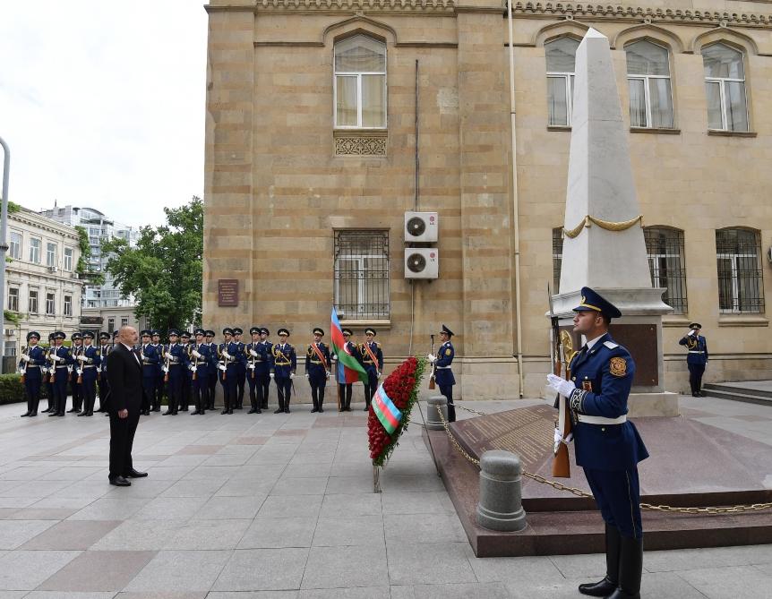 Президент Ильхам Алиев посетил  памятник, установленный  в честь Азербайджанской Демократической Республики (ФОТО) (версия 2)