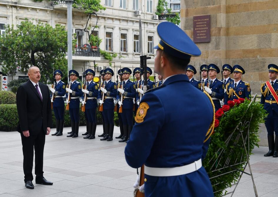 Президент Ильхам Алиев посетил  памятник, установленный  в честь Азербайджанской Демократической Республики (ФОТО) (версия 2)