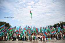 На Бульваре прошел флешмоб с флагами Азербайджана "Вместе исполним Гимн" (ВИДЕО/ФОТО)