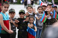 На Бульваре прошел флешмоб с флагами Азербайджана "Вместе исполним Гимн" (ВИДЕО/ФОТО)