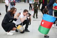 На Бульваре прошел флешмоб с флагами Азербайджана "Вместе исполним Гимн" (ВИДЕО/ФОТО)