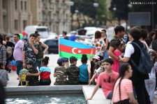 На Бульваре прошел флешмоб с флагами Азербайджана "Вместе исполним Гимн" (ВИДЕО/ФОТО)
