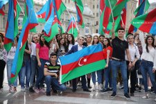 На Бульваре прошел флешмоб с флагами Азербайджана "Вместе исполним Гимн" (ВИДЕО/ФОТО)