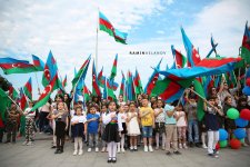 На Бульваре прошел флешмоб с флагами Азербайджана "Вместе исполним Гимн" (ВИДЕО/ФОТО)