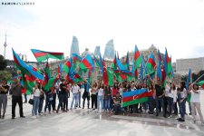 На Бульваре прошел флешмоб с флагами Азербайджана "Вместе исполним Гимн" (ВИДЕО/ФОТО)