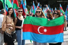 На Бульваре прошел флешмоб с флагами Азербайджана "Вместе исполним Гимн" (ВИДЕО/ФОТО)