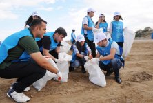 Вице-президент Фонда Гейдара Алиева Лейла Алиева приняла участие в акции по очищению побережья в Бинагадинском районе (ФОТО) (версия 2)