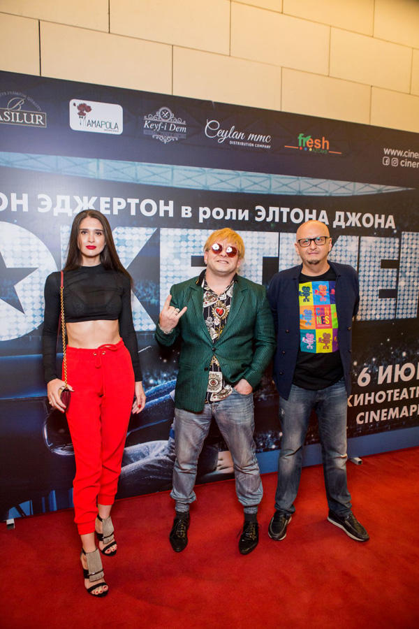 "Натуральный" Элтон Джон открыл летний сезон в Баку (ВИДЕО, ФОТО)