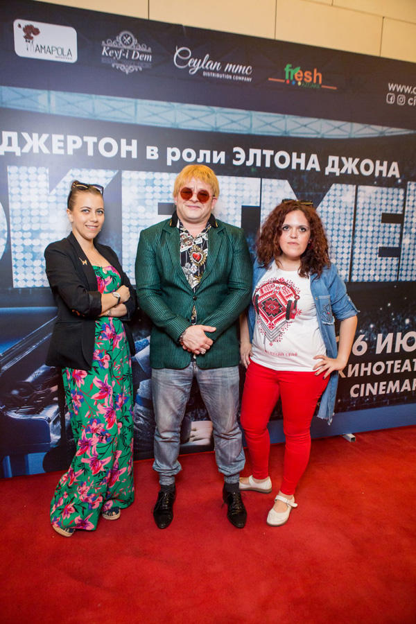 "Натуральный" Элтон Джон открыл летний сезон в Баку (ВИДЕО, ФОТО)