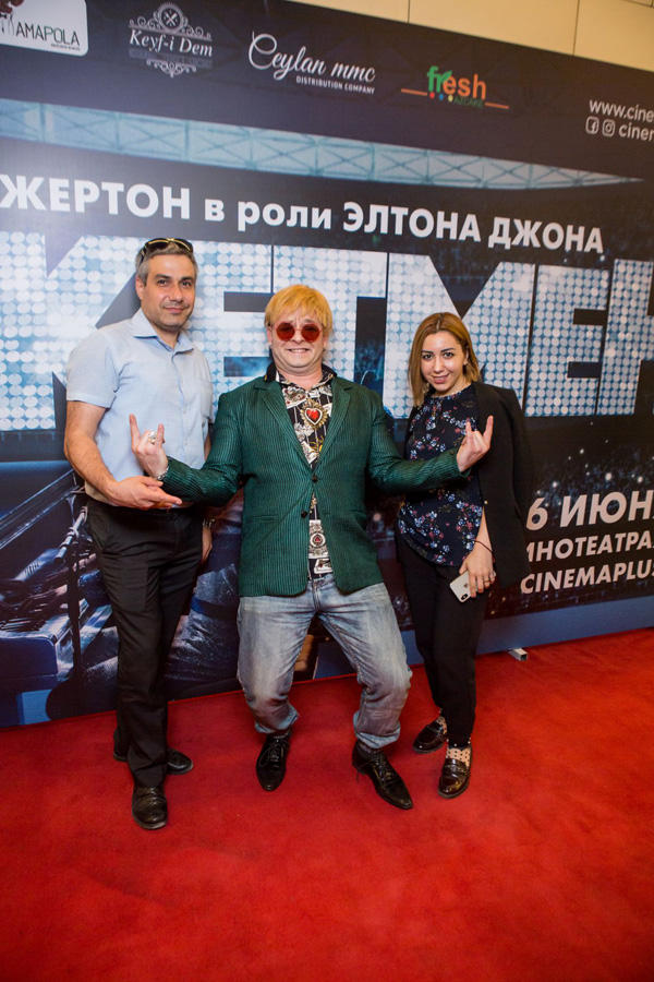 "Натуральный" Элтон Джон открыл летний сезон в Баку (ВИДЕО, ФОТО)