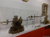 Жемчужины немецкого искусства в Баку - холодное оружие, каминные часы и фарфор (ФОТО)