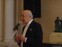 Жемчужины немецкого искусства в Баку - холодное оружие, каминные часы и фарфор (ФОТО)